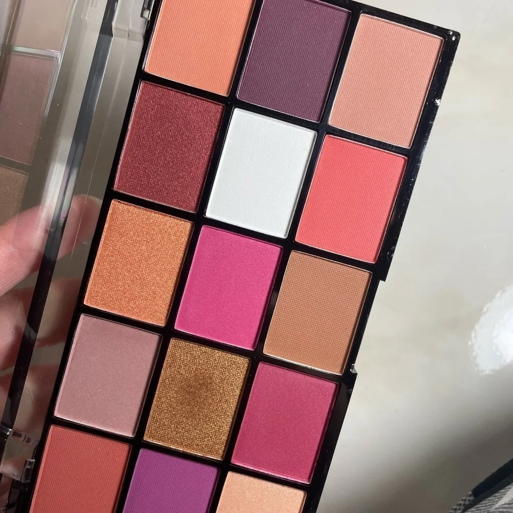Revolution Make Up Reloaded Red Alert Eye Shadow Pallet​​​​​​​